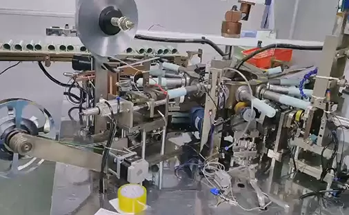 فني مختبر يجري اختبارات المواد